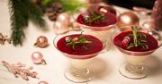 Panna cotta w świątecznym wydaniu. Z żurawinowym musem smakuje najlepiej