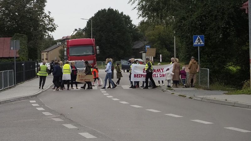 Mieszkańcy w ramach protestu zablokowali drogę w Krężnicy Jarej