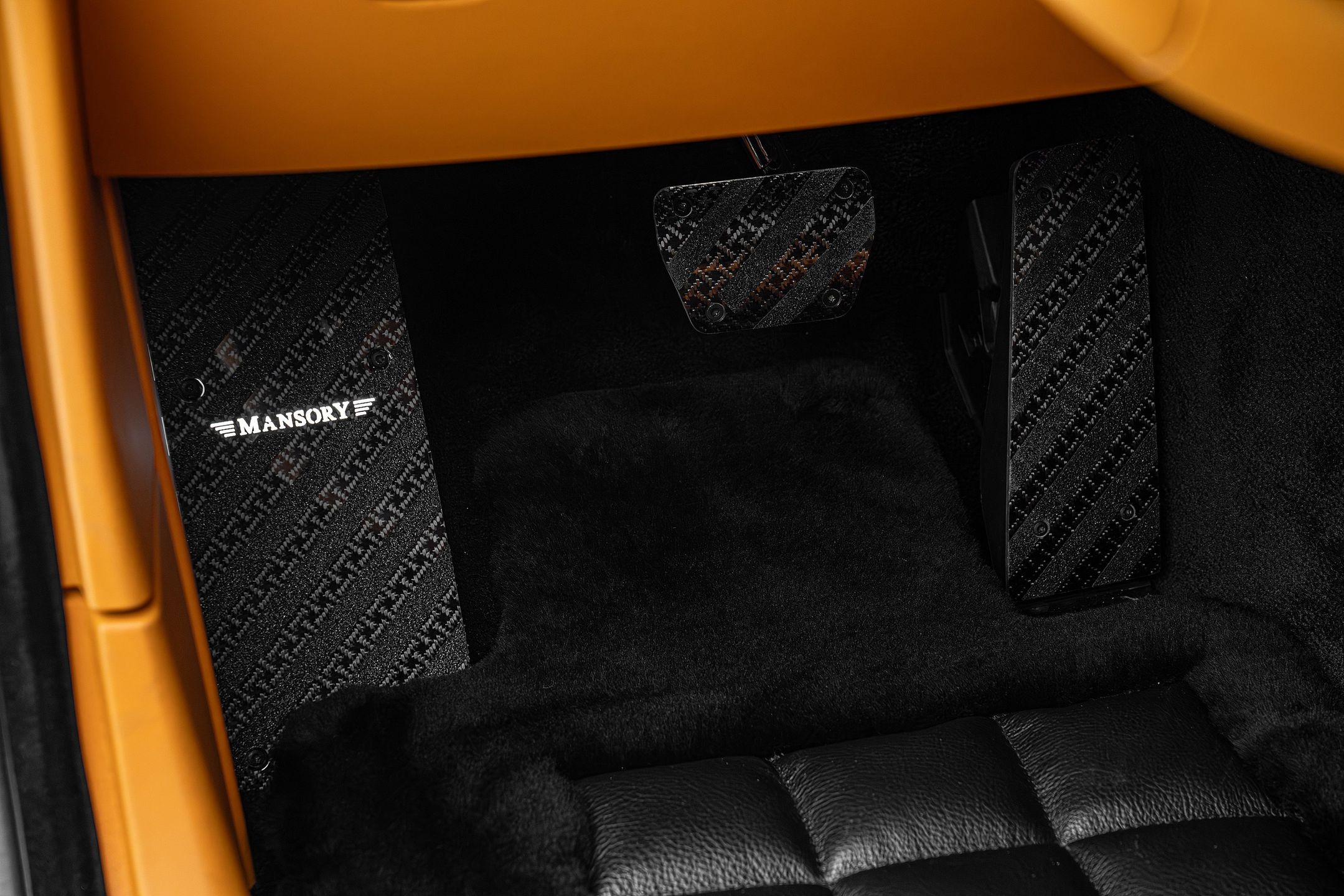 Wnętrze Rolls-Royce'a Spectre od Mansory wypełnione jest włóknem węglowym