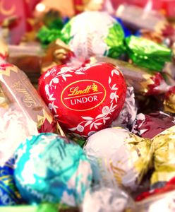 Szwajcaria. Miasteczko przy fabryce Lindta zasypał czekoladowy śnieg