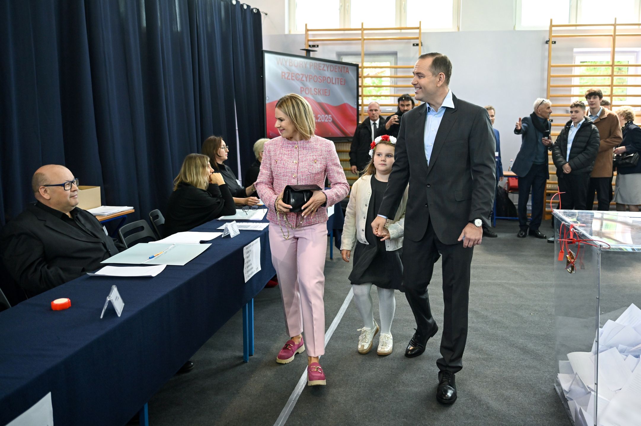 Marta Nawrocka w różowej stylizacji 