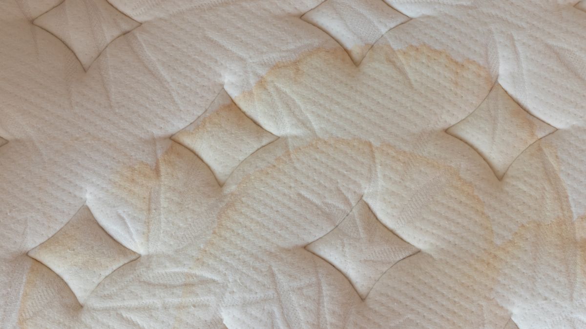 Jak pozbyć się plam z materaca?