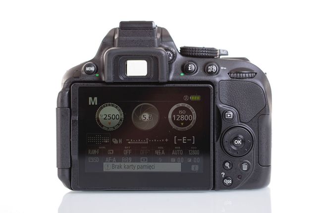 Nikon D5300 i jego 3-calowy ekran LCD o rozdzielczości 1037 000 punktów. Niestety, nie jest to ekran dotykowy.