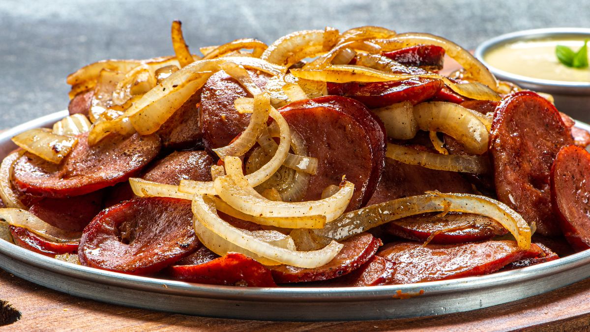 Smażona kiełbasa z cebulą i keczupem