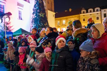 Tarnów: Rozświetlona choinka i tłumy na spotkaniu z Mikołajem