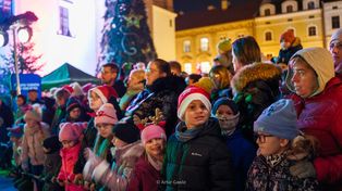 Tarnów: Rozświetlona choinka i tłumy na spotkaniu z Mikołajem