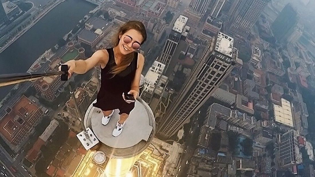 Szalona Rosjanka i jej niesamowite selfie. Od tych widoków może zakręcić się w głowie!