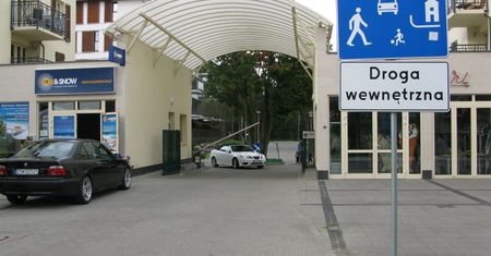 Strefa ruchu, zamieszkania i droga wewnętrzna. Poznaj przepisy