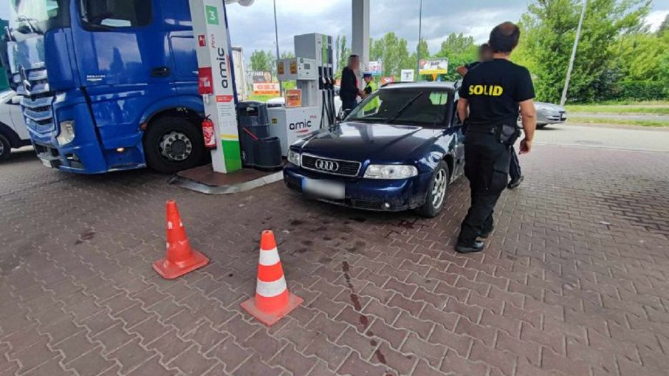 Pijany kierowca porzucił samochód na stacji paliw