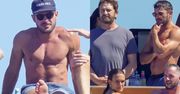 Zac Efron pręży UMIĘŚNIONĄ klatę na jachcie. Towarzyszył mu wianuszek pięknych kobiet i... Gerard Butler. Imponująca forma? (ZDJĘCIA)