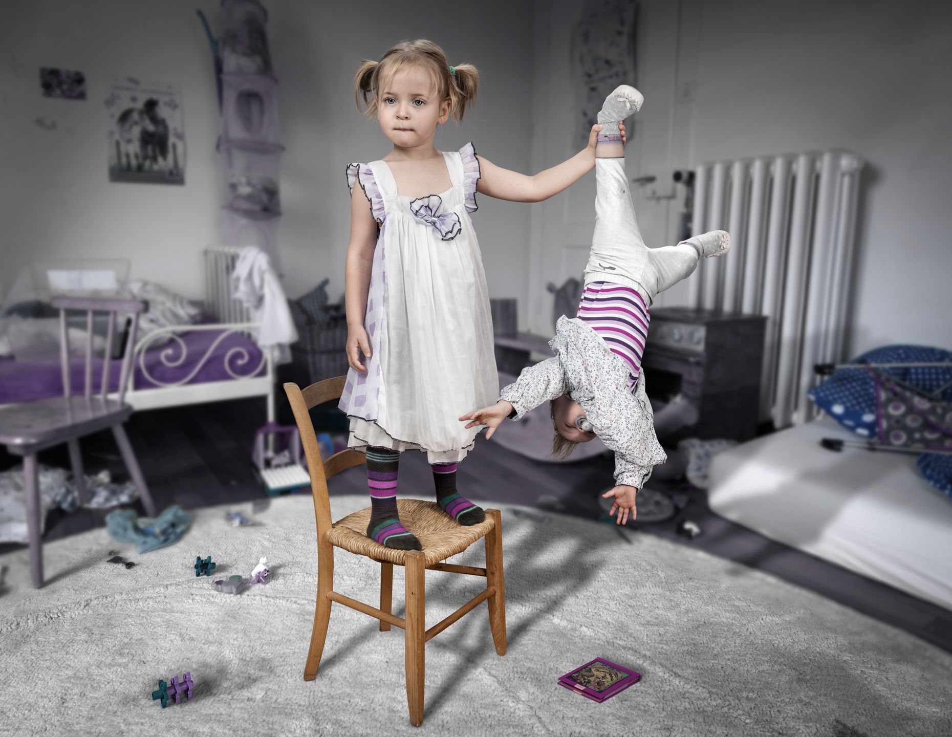 Dzieciństwo to nie czas na nudę. Ojciec fotografuje swoje dzieci w zabawny sposób 11