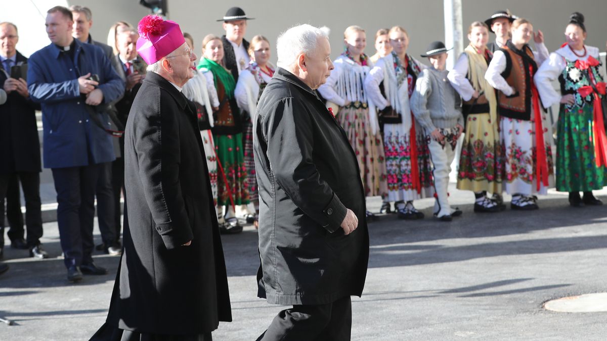 Skomielna Biała, 12.11.2022. Prezes PiS Jarosław Kaczyński (C-P) oraz metropolita krakowski abp Marek Jędraszewski (C-L) podczas uroczystości otwarcia przebiegającego w tunelu odcinka drogi ekspresowej S7 Skomielna Biała-Naprawa oraz nadania mu imienia Marii i Lecha Kaczyńskich, w miejscowości Skomielna Biała, 12 bm. Dwukomorowy tunel wydrążony w masywie góry Luboń Mały ma długość 2,06 km. Każda z naw posiada dwa pasy ruchu o szerokości po 3,5 m każdy oraz dodatkowo pas awaryjny o szerokości 3 m. Wysokość tunelu wynosi 4,7 m. (amb) PAP/Grzegorz Momot