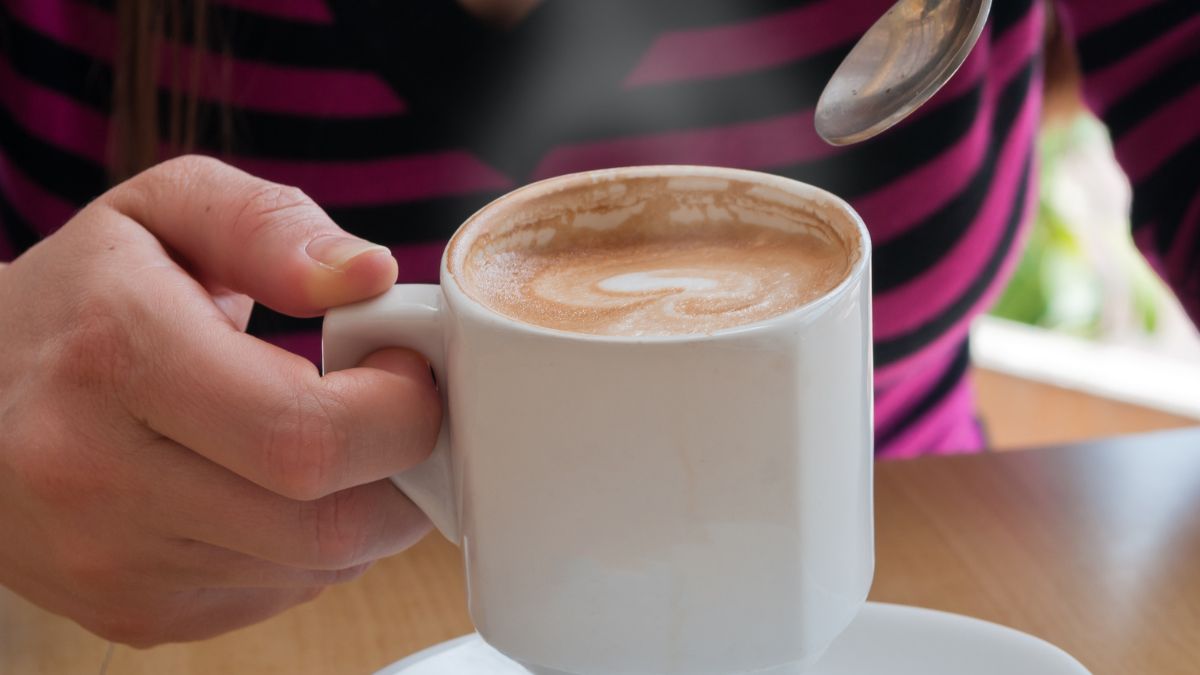 Kładę plasterek na dnie filiżanki i wlewam kawę. Smakuje lepiej niż ulubiony deser