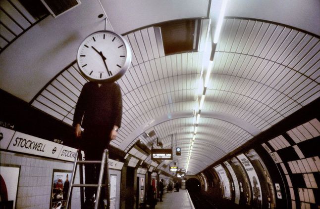 "Codziennie jeździłem do stacji King Cross i z powrotem. Kiedy wracałem późno w nocy, trwała tam jedna wielka impreza. Czułem, że metro jest moje, i musiałem to sfotografować" - wspomina autor zdjęć.