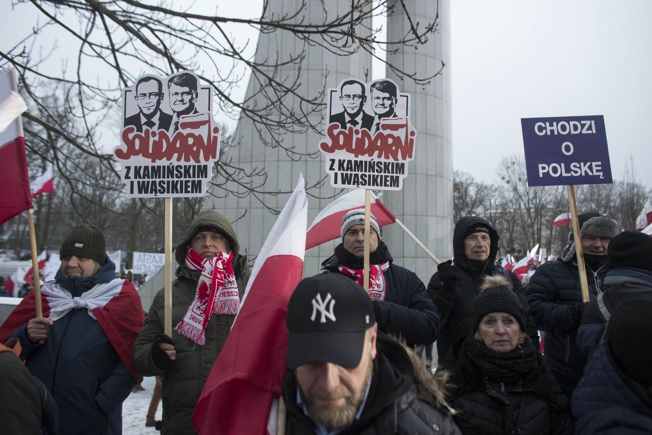 Powstańcy Warszawscy wydali oświadczenie w sprawie wizerunków Mariusza Kamińskiego i Macieja Wąsika na pomniku