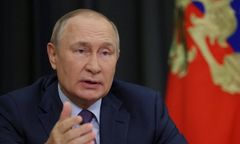 Nagi Putin na złotym sedesie. Pomnik, który pomoże Ukrainie