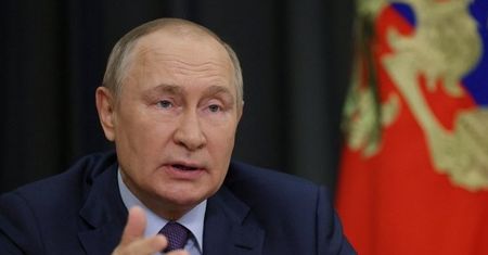 Nagi Putin na złotym sedesie. Pomnik, który pomoże Ukrainie