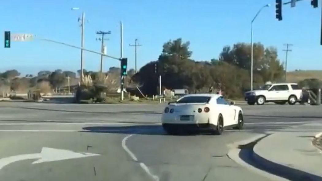 Nissan GT-R ląduje w rowie 1