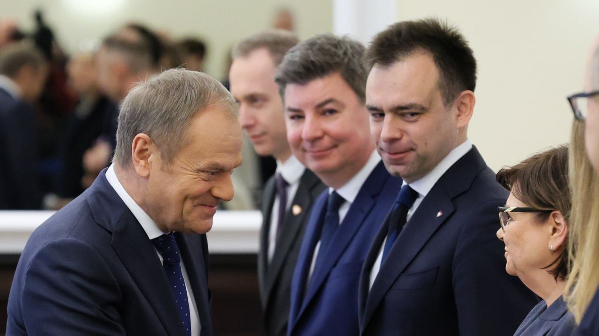 Warszawa, 26.03.2024. Premier Donald Tusk (L), minister zdrowia Izabela Leszczyna (P), minister finansów Andrzej Domański (2P) i szef KPRM Jan Grabiec (3P) przed posiedzeniem rządu w KPRM w Warszawie, 26 bm. Rząd zajmie się dodatkami m.in. dla rodzin zastępczych zawodowych. (mr) PAP/Paweł Supernak