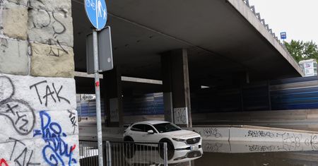 Zalane auto po ulewie - co zrobić i jak je odratować?