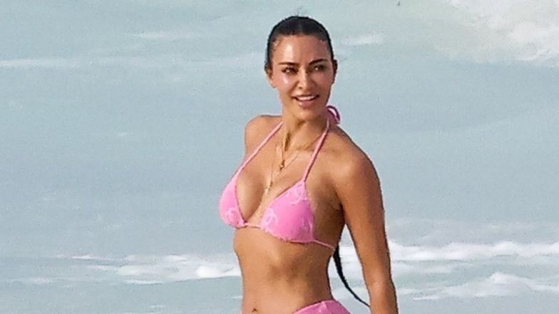 Kim Kardashian paraduje po plaży w różowym bikini