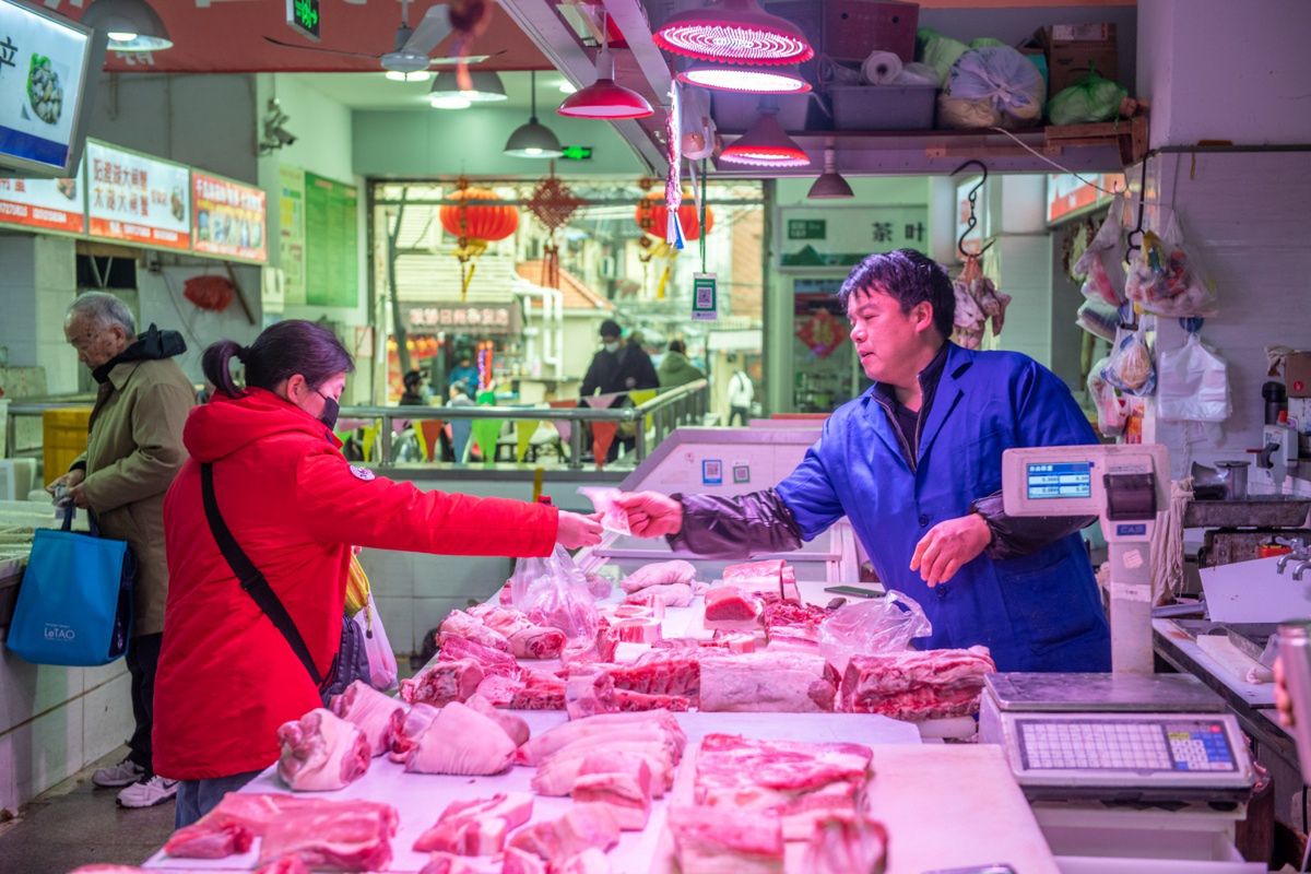 Niepokój w Chinach. Ludzie ograniczają jedzenie. Boją się koronawirusa