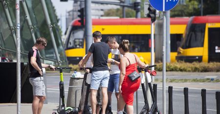 Hulajnogi. Gdzie można jeździć? Najbardziej popularne miejsca w polskich miastach