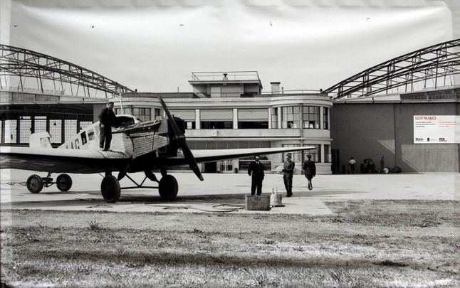 Van de Poll po raz pierwszy przyjechał do Warszawy w maju 1934 r. przy okazji otwarcia portu lotniczego na Okęciu. Zafascynowany naszym krajem powrócił w listopadzie, aby odbyć podróż po całej Polsce.