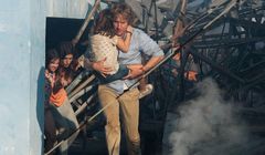 Owen Wilson i Lake Bell w filmie "No Escape"