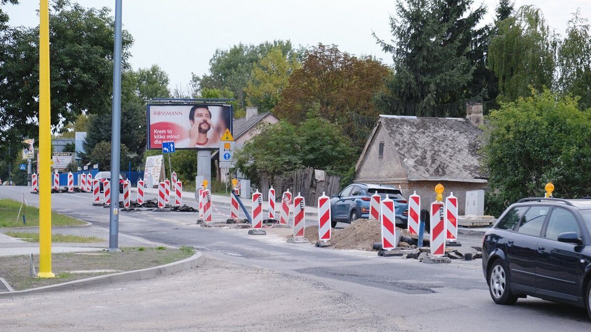 Prace drogowców na ul. Turystycznej, w rejonie budowanego Lidla i parku handlowego