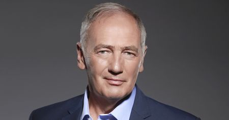 Karol Strasburger pozwany. Prowadzący "Familiady" przerywa milczenie