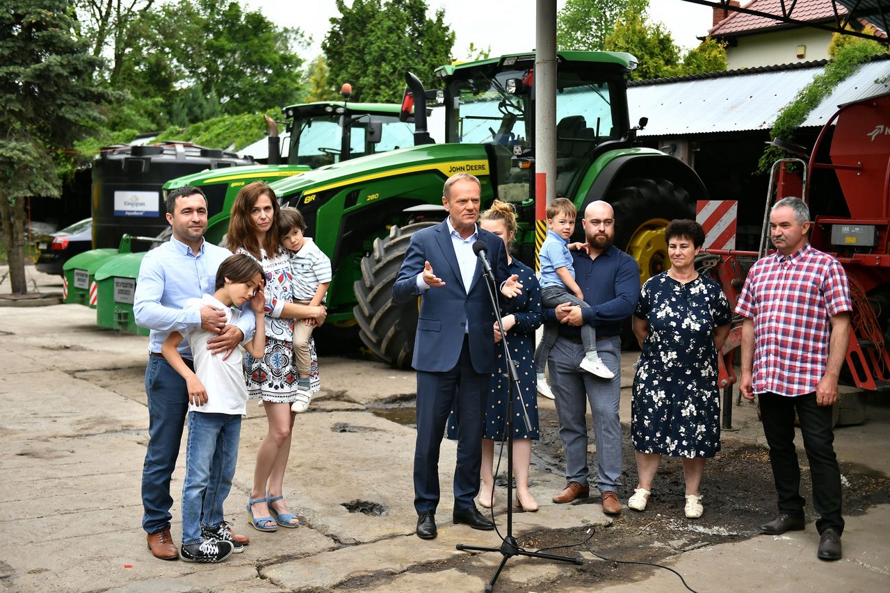 Solidarna Polska wykorzystała nagranie z Donaldem Tuskiem na tle ciągników