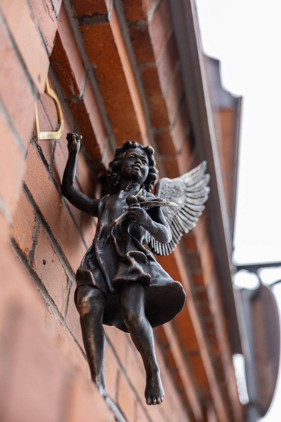 9 września odsłonięto kolejnego toruńskiego anioła.