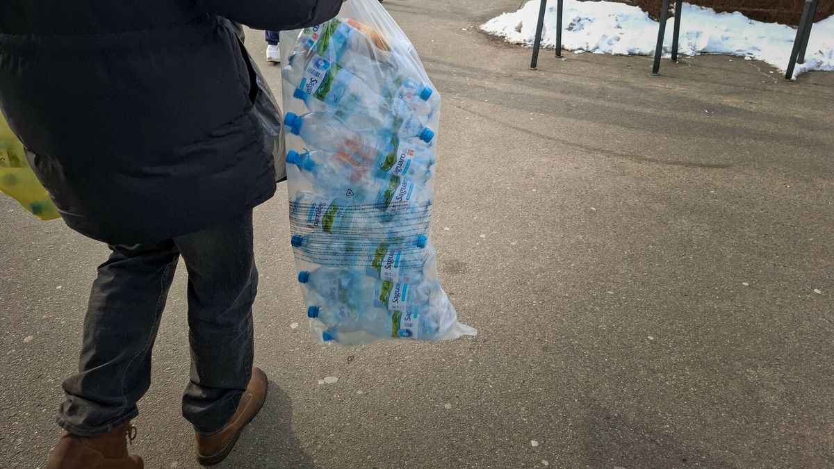 Reporter archiwum 2026 0224.02.2026 Lodz. Od 1 pazdziernika 2025 roku w Polsce zaczal obowiazywac system kaucyjny, ktory objal plastikowe butelki po napojach, puszki metalowe oraz szklane butelki wielokrotnego uzytku. Butelkowe automaty rozpoznaja butelki PET, szklane, aluminiowe puszki i kartony po mleku. Kaucja - pieniadze za wrzucenie odpadow do maszyny nabijane sa na karty rabatowe sklepow. N/z pospolite ruszenie na automaty z butelkami. Fot. Piotr Kamionka/REPORTERPiotr Kamionka/REPORTER