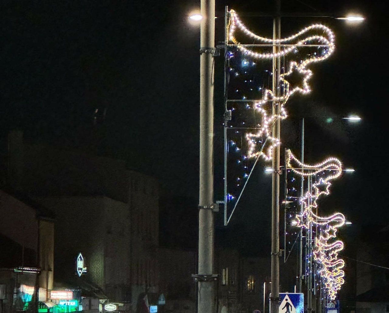 Słupy wokół Rynku zostały przyozdobione świecącymi aniołami.