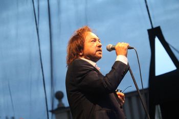 Krotoszyn: Koncert Mietka Szcześniaka. Zaśpiewała z nim 14-letnia dziewczyna