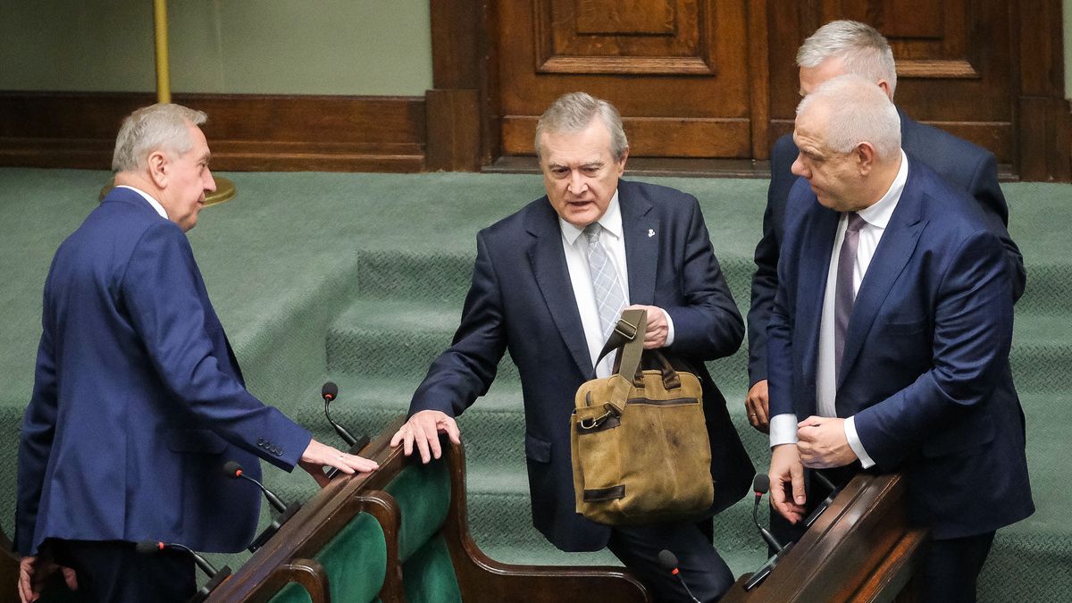 Na zdjęciu członkowie rządu w sejmowych ławach: Henryk Kowalczyk, Piotr Gliński, Jacek Sasin