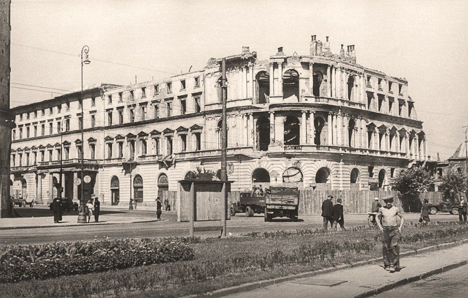 Na zdjęciu Hotel Europejski przy Krakowskim Przedmieściu.