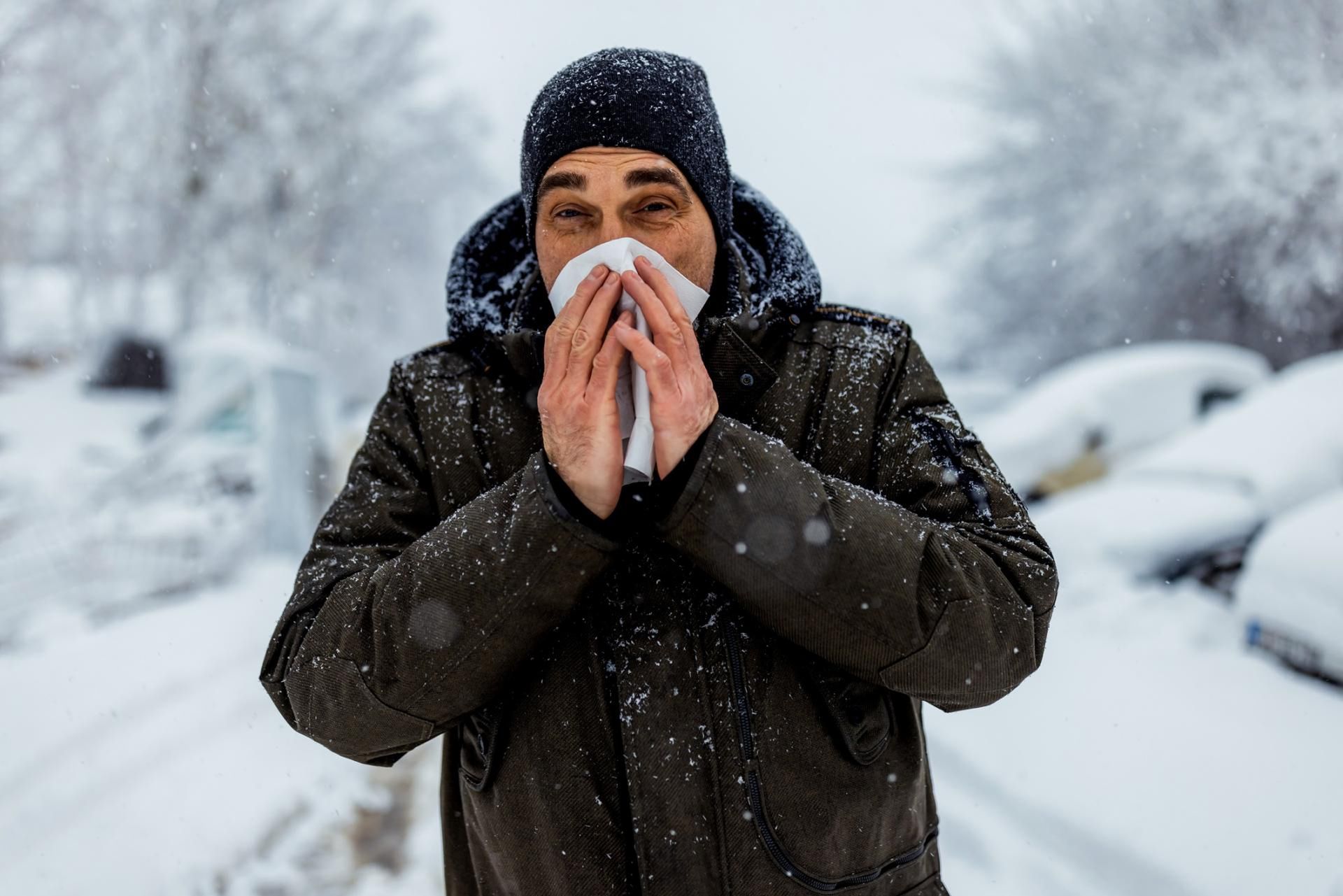 Ujemne temperatury mogą drażnić błony śluzowe układu oddechowego, nasilając objawy choroby