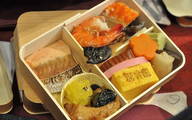 Osechi-ryōri w drewnianym pudełku (Fot. Flickr/yoppy/Lic. CC by)