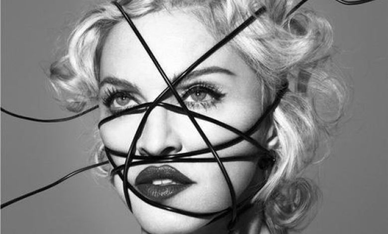 Madonna spętana sznurkiem. Okładka nowej płyty obiektem memów internetowych