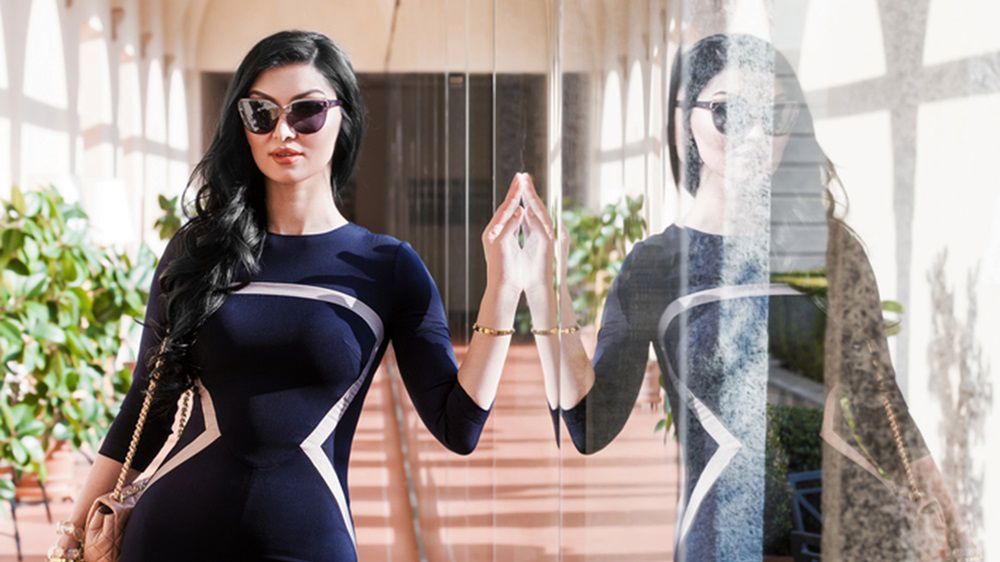 Sukienka z paskami po bokach to idealny model dla kobiety, która chce ukryć wystający brzuch