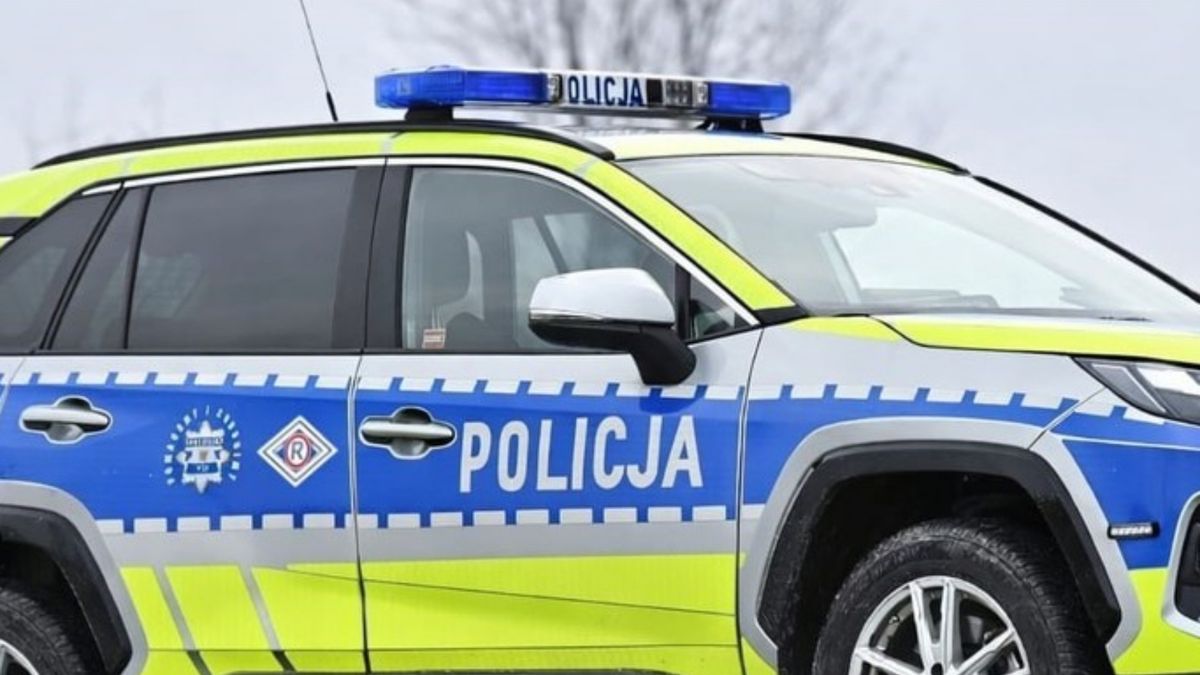 Czołgał się w śniegu. Pomogli mu policjanci.