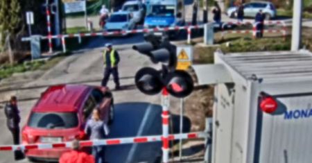 Auto utknęło między rogatkami. Policjanci akurat stali w korku