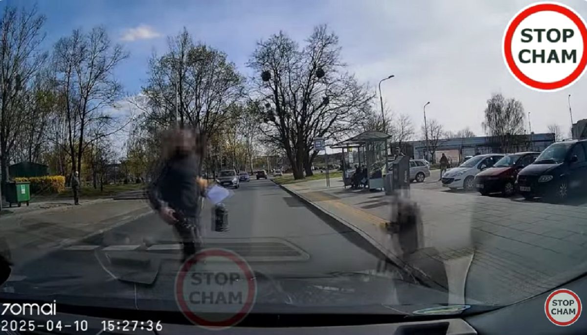 Niewiele brakło do tragedii. Ojciec wparował tyłem pod rozpędzony samochód