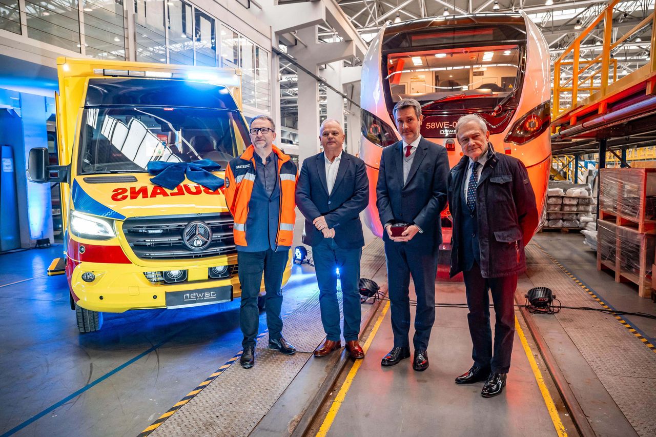 150 lat odpowiedzialności. NEWAG przekazuje nową karetkę