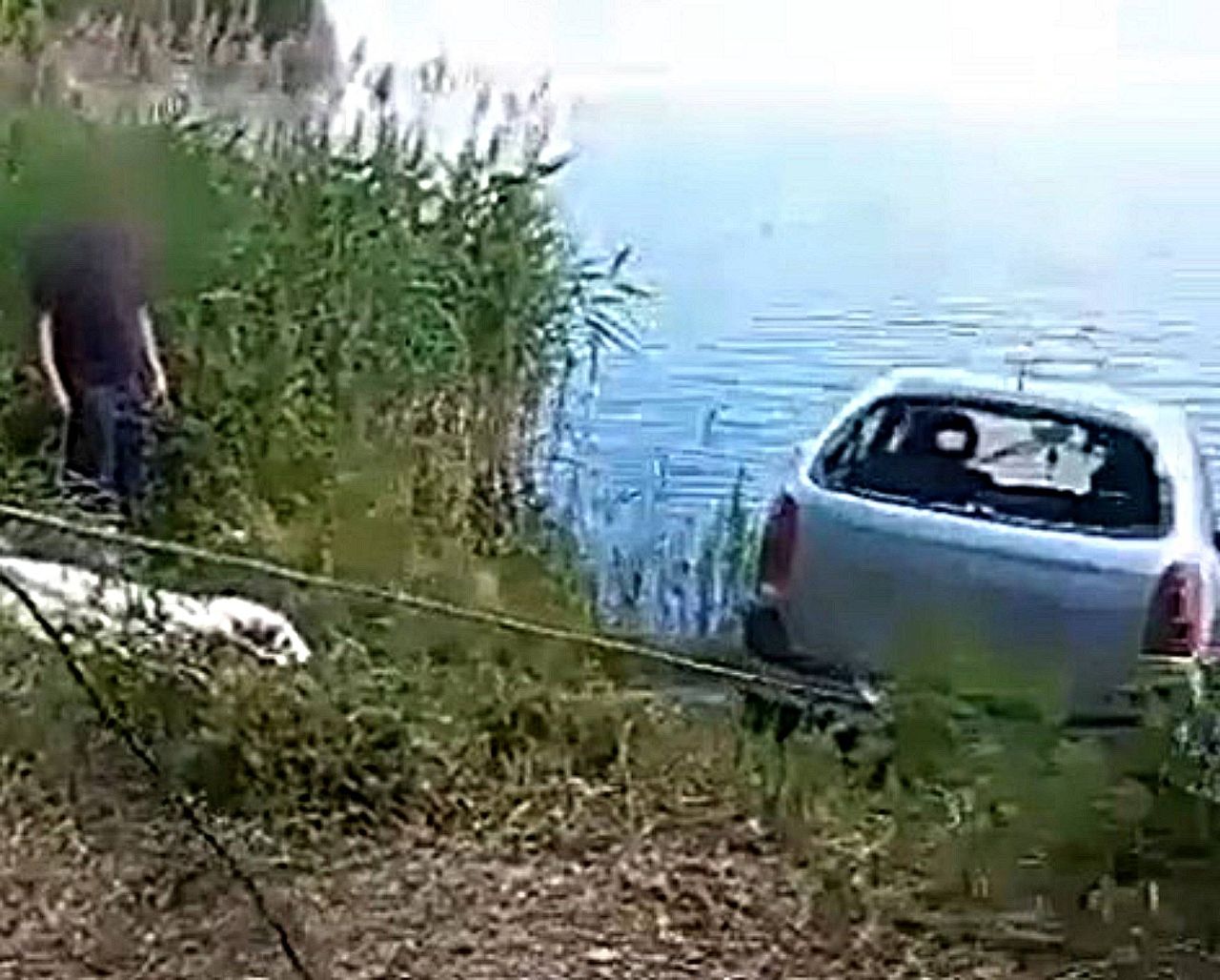 Pijany kierowca Citroena wjechał do wody. Policja udostępniła nagranie
