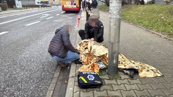 Warszawa: Starsza kobieta zasłabła na ulicy. Pomogli jej policjanci z Woli