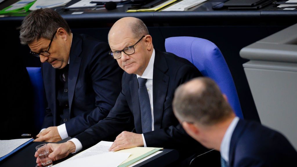 Robert Habeck; Olaf Scholz; Friedrich Merz
BERLIN, GERMANY - FEBRUARY 11: (L-R): Robert Habeck, German Minister for Economy and Climate Protection and Vice Chancellor, Federal Chancellor Olaf Scholz (SPD) and Friedrich Merz, designated head of the CDU, chats at German Bundestag on February 11, 2025 in Berlin, Germany. (Photo by Thomas Trutschel/Photothek via Getty Images)
Thomas Trutschel
reichstag, politik, editorial, german parliament, deutscher bundestag