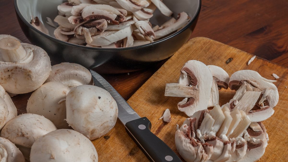 Jak smażyć pieczarki, by nie pociemniały?